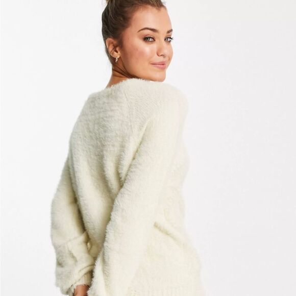 Asos Wednesday’s Girl  Cream Color Sweater in Fluffy Cable Knit. Size 18. NWT. - Picture 3 of 13